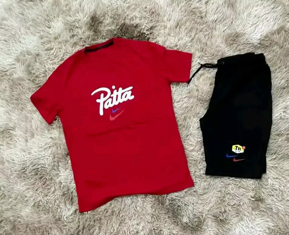 Des Beaux Ensembles Nike,  Neuves,  Tailles:XL. 